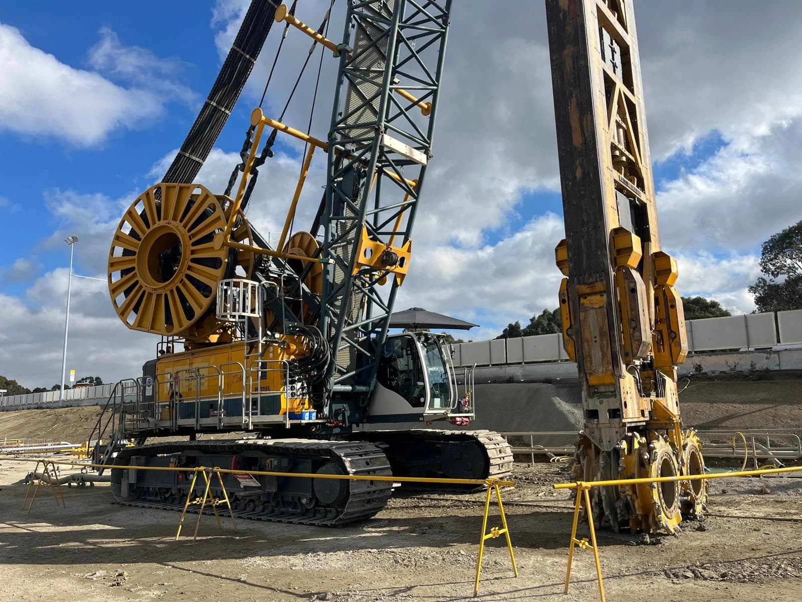 Hydrofraise hydraulique sur chenilles sur un chantier de construction.