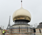Raising the central dome of the Russian orthodox spiritual & cultural centre